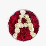 Caixa de rosas vermelhas e brancas com letra A