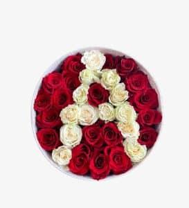 Caixa de rosas vermelhas e brancas com letra A