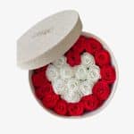 Caixa com rosas preservadas em formato coração
