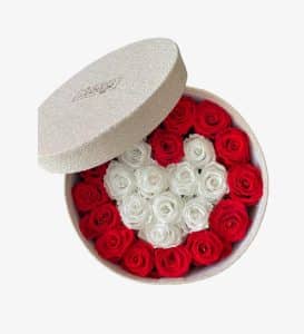 Caixa com rosas preservadas em formato coração