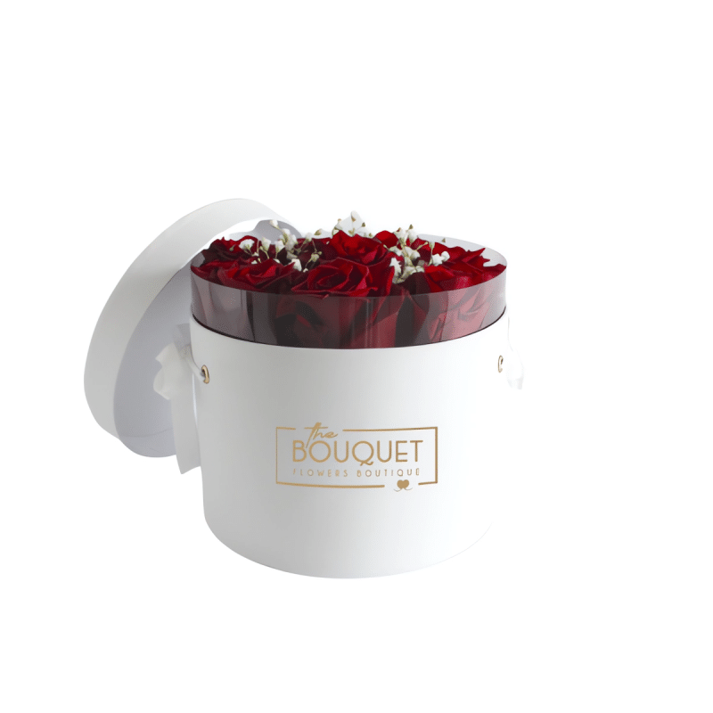 Arranjo de rosas vermelhas em caixa branca