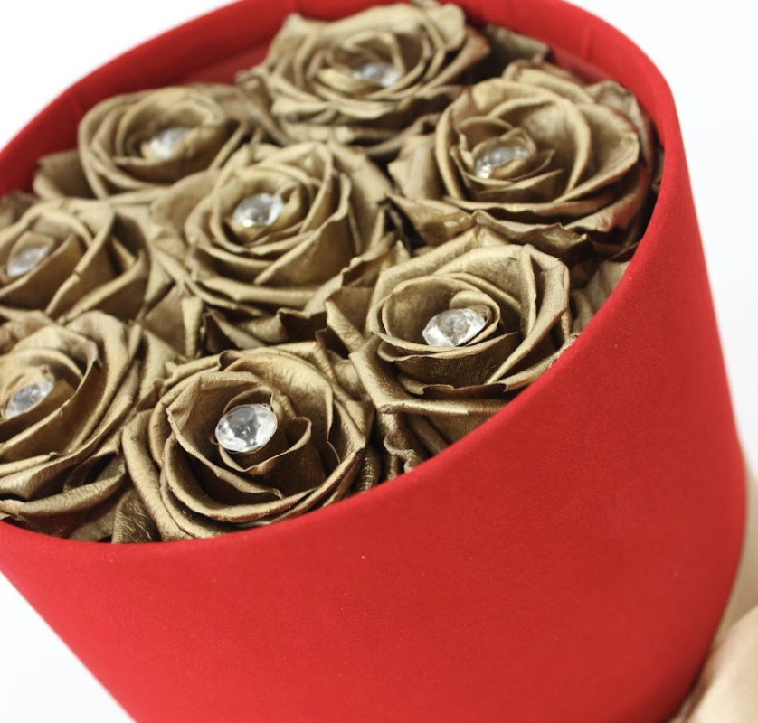Caixa com rosas preservadas com pedra diamante