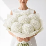 Bouquet de hortênsias brancas naturais embrulhado em papel branco, entrega ao domicílio no Porto