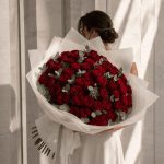 Bouquet premium de rosas vermelhas naturais com eucalipto, embrulhado em papel branco - The Bouquet, entrega de flores no Porto