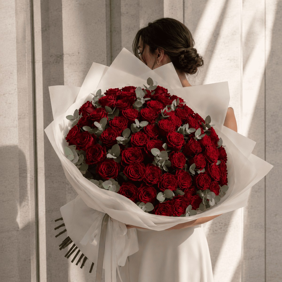 bouquet-premium-rosas-vermelhas-entrega-porto Bouquet premium de rosas vermelhas naturais com eucalipto, embrulhado em papel branco - The Bouquet, entrega de flores no Porto